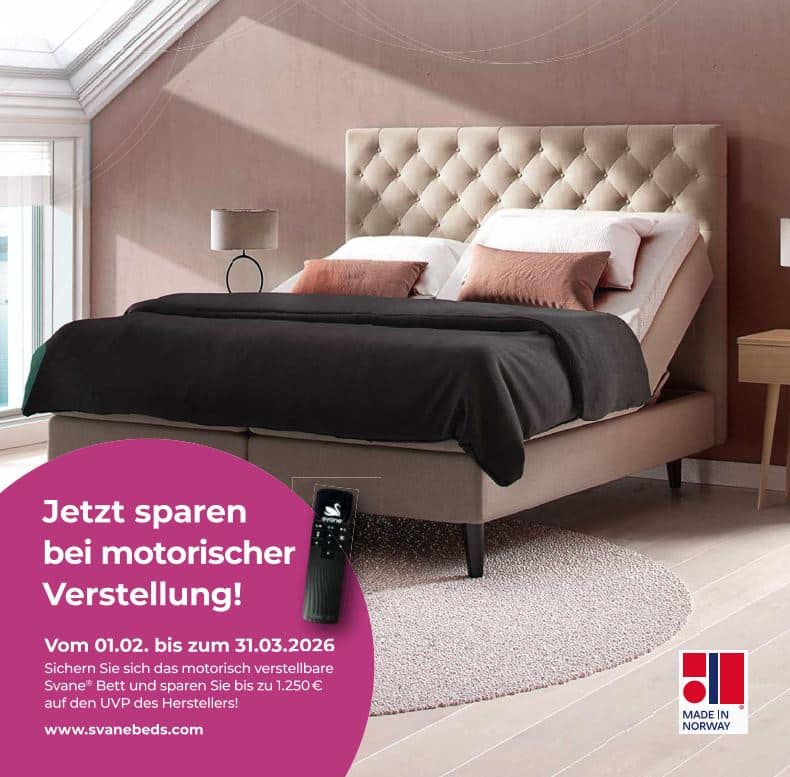 Modernes Schlafzimmer mit motorisch verstellbarem Svane® Bett, das am Kopfteil leicht angehoben ist. Das Bett hat ein gepolstertes Kopfteil, weiße Bettwäsche, rosafarbene Kissen und eine dunkle Decke. Die Wand ist in zartem Rosa gehalten, ergänzt durch einen runden Teppich und minimalistische Möbel. Im Bild beworben: „Jetzt sparen bei motorischer Verstellung – Bis zu 1.250 € Rabatt vom 01.02. bis 31.03.2026“. Hinweis: „Made in Norway"