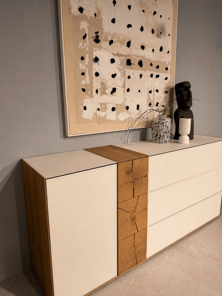Hartmann Caya Sideboard mit weißen Fronten und Hirnholzelement