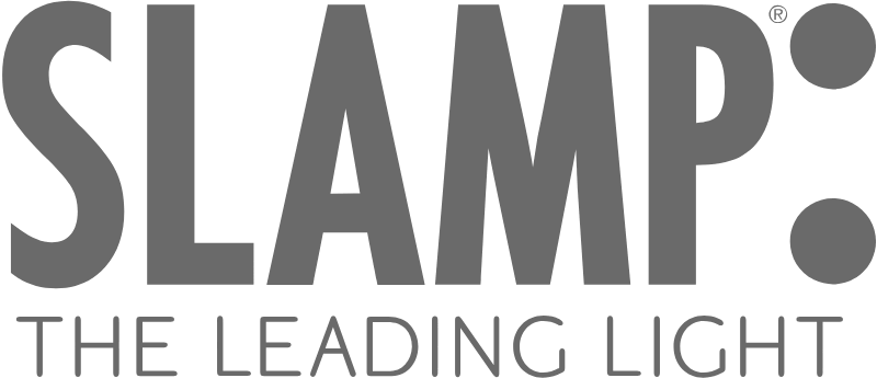 SLAMP Logo mit großem schwarzen Schriftzug „SLAMP“, vertikal angeordneten Punktzeichen und dem Slogan „THE LEADING LIGHT