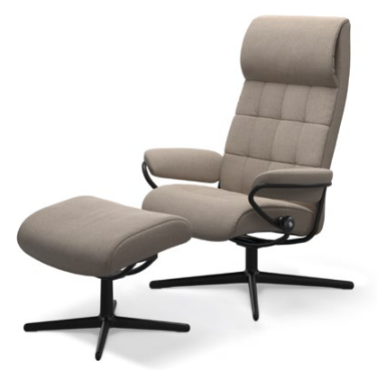 Stressless London High Back in Light Beige mit Hocker und mattschwarzem Cross‑Untergestell.