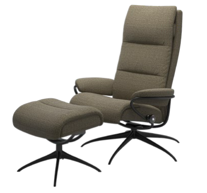 Stressless Tokyo High Back in Jade Caramel mit Hocker und mattschwarzem Star‑Untergestell.