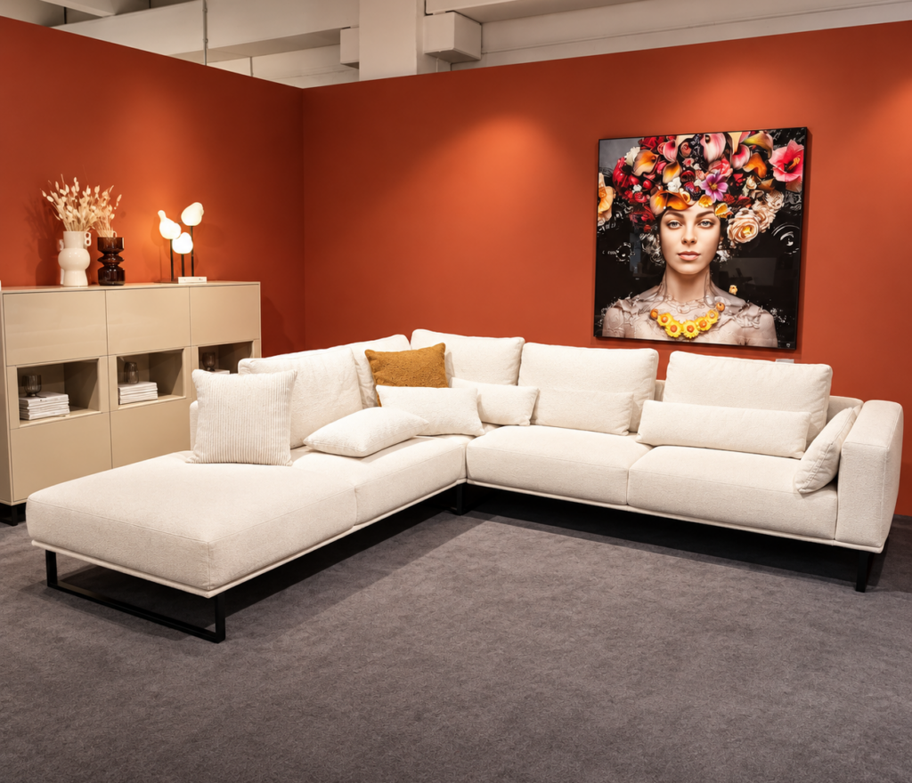 Musterring Ecksofa in heller Stoffoptik in der Ausstellung von Möbel Homann