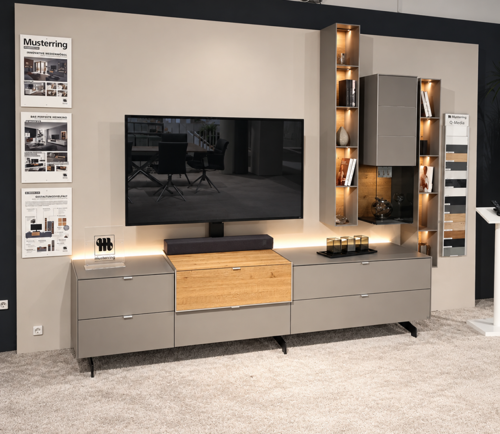 Musterring Medienmöbel mit TV-Lowboard und beleuchteten Regalelementen in der Ausstellung von Möbel Homann